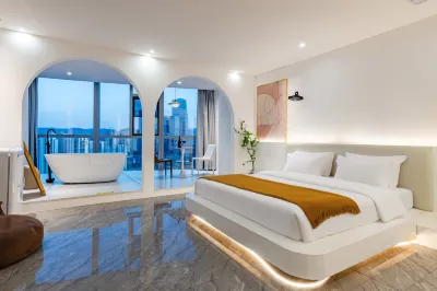 Huarong Designer Homestay (Kunming South Railway Station Colorful Yunnan Diyicheng Branch) Hotels near Yunnan-Tibet Road