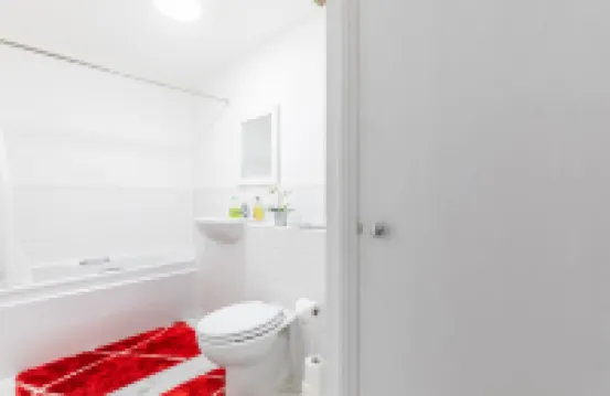 Skyline Haven: Modern 2BR w/ Free Parking & 4kTV