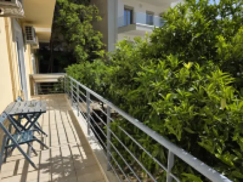 Garden apartment 20m from the sea フォキダのホテル
