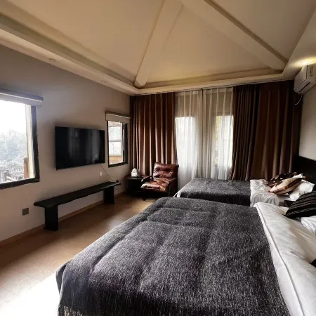 Yunoji Forest Courtyard Homestay (Wufengxi Ancient Town)