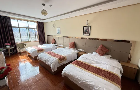 八宿然烏觀景酒店