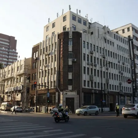 1933 Time-Travel  Youth  Hotel Отели рядом с достопримечательностью «Набережная Вайтань»