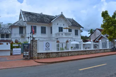MONSANE VILLA (Centrally located, opposite the night market) โรงแรมใกล้วัดเซ็นสุคาราม
