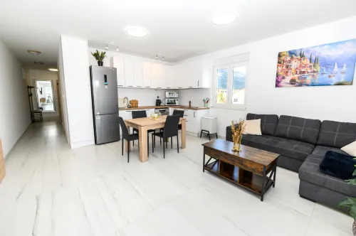 Apartment with Two Bedroom and Parking - Bintang 3
