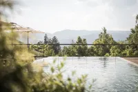 Presulis Hideaway Apartments & Restaurant