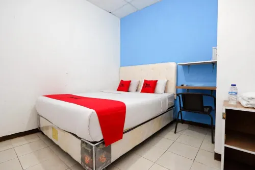 RedDoorz Near Kota Lama Semarang - Pensions