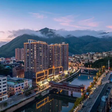 Moshang Yaju Hotel (Yiliang People's Square Branch)