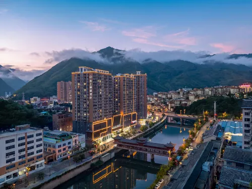Moshang Yaju Hotel (Yiliang People's Square Branch) - موقف سيارات