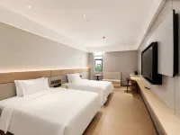 YBORN Hotel - موقف سيارات