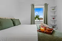 Stylish Central Warrington Stay | Free Parking - Condos