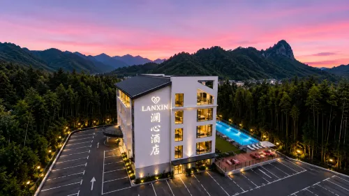 Lanxin · LANXIN Luxury Wild Swimming Pool Resort Hotel (Sanqingshan East Jinsha Cableway) - С баром