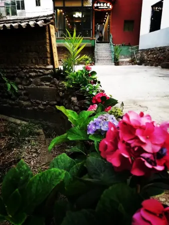 Chisa characteristic town Ruli Jingwan B&B Отели рядом с достопримечательностью «Jiasazhen»