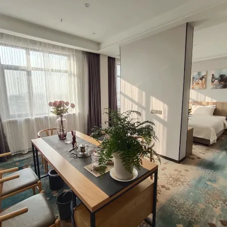 HaichengJinHongXiYue Hotel
