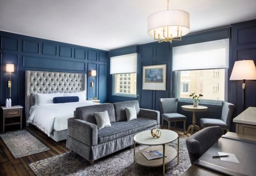 비콘 그랜드 호텔의 웅장한 내부