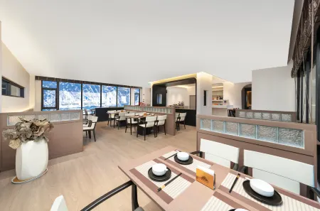 Wolian Huayin Hotel in Xinduqiao Отели рядом с достопримечательностью «Miles Corridor»