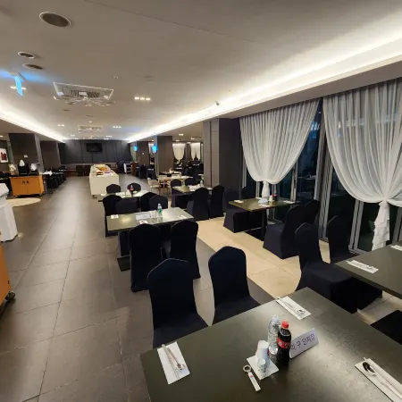 Ramada by Wyndham Jeju Hamdeok Отели рядом с достопримечательностью «Пляж Хамдеок»