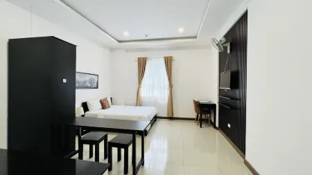 Phuong Dong Hotel and Apartment Отели в г. Куинён