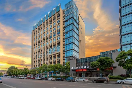 Dazu Dongnavis Hotel (Wuyue Plaza, Southwest China) Отели рядом с достопримечательностью «Dazu Stone Carving Baoding Mountain Scenic Area - Guiding Service Hall»