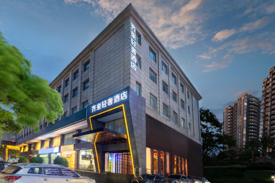 Qilai Light Luxury Hotel