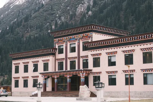 Lunzhuze Homestay Hotels in Dege