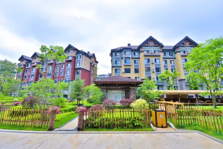 Guoxin Hot Spring Hotel (Erdao Baihe Changbaishan Railway Station) Отели рядом с достопримечательностью «Changbaishan Naitouhe Drifting»