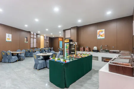 Four Seasons Qingteng Hotel (Yuyao Mazhu Zhongxin Square) Отели рядом с достопримечательностью «Longquan Mountain of Yuyao»