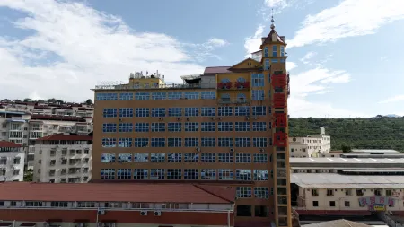 Hanyuan Zunhuang Smart Hotel Отели рядом с достопримечательностью «Hanyuan Lake Wetland Park - Campsite»