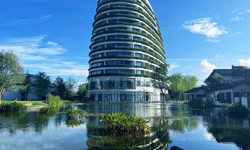 Golden Flower Jade Lake Plaza Hotel