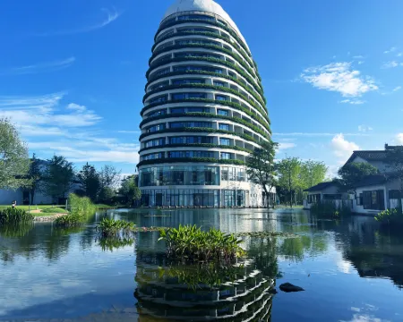 Golden Flower Jade Lake Plaza Hotel فنادق في لوى بينغ