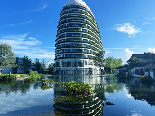 Golden Flower Jade Lake Plaza Hotel