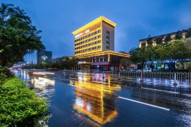 Jinyi Hotel (Baotou East Station Government Storr)