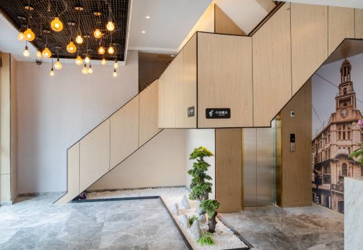 웨이팅 호텔 객실 전경