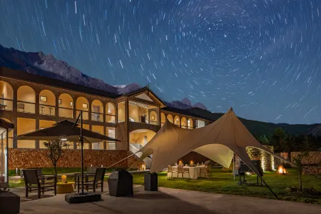 Lanxiu Snowmountain Boutique Hotel Отели рядом с достопримечательностью «Yuzhu Qingtian Scenic Resort»