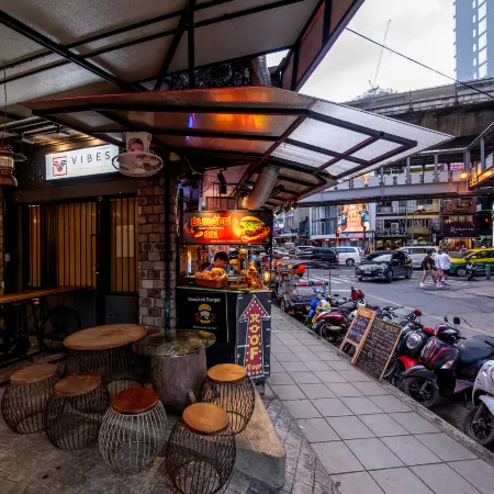 Vibes Hostel Bangkok Отели рядом с достопримечательностью «Торговый центр Terminal 21»