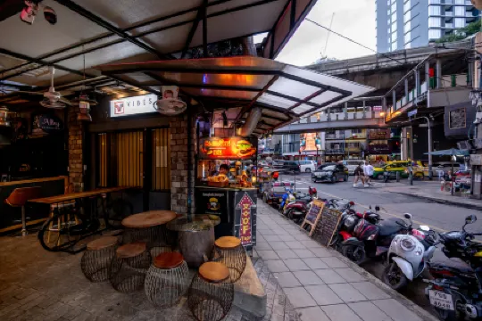 Vibes Hostel Bangkok Отели рядом с достопримечательностью «Сэнсэп»