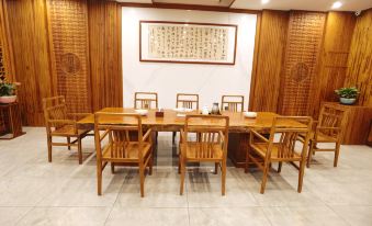 Mengla Liangqi Yunshe Business Hotel