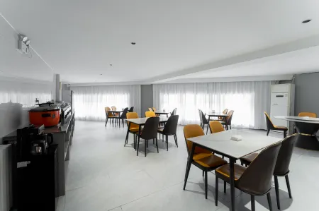 7Days Inn (ZhengzhouGongyi Train Station) Отели рядом с достопримечательностью «Kang Bai Wan Zhuang Yuan»