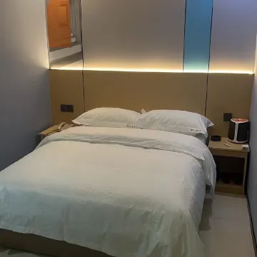 Luoding Lijiang Hotel Отели рядом с достопримечательностью «Luoding Jiangbin Park»