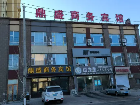 Dingsheng Business Hotel Отели рядом с достопримечательностью «Daan Nenjiang Bay National Wetland Park - Laokan Zi»