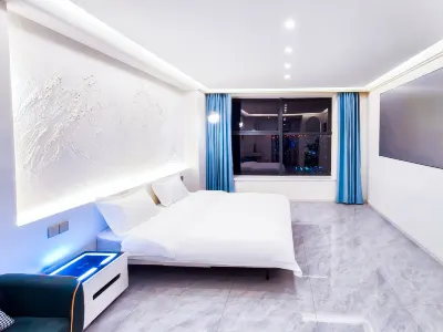 Qixi Homestay (Chifeng University Wanda Plaza Hongshan)