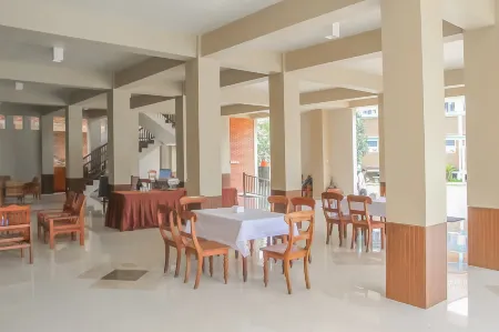 Urbanview Hotel Syariah Insani Cisarua Puncak Отели рядом с достопримечательностью «Сисаруа Грин Уорлд Адвенчер»