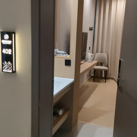 Luliang Totem Commercial Center Yueqingchun Boutique Hotel