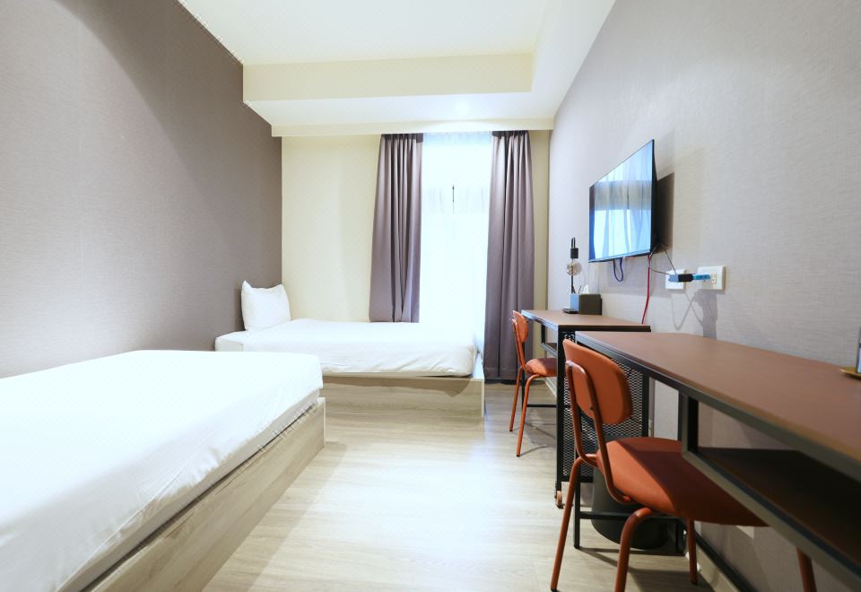 AKA Hotel의 내부 모습으로, 깔끔하고 현대적인 디자인이 돋보입니다.