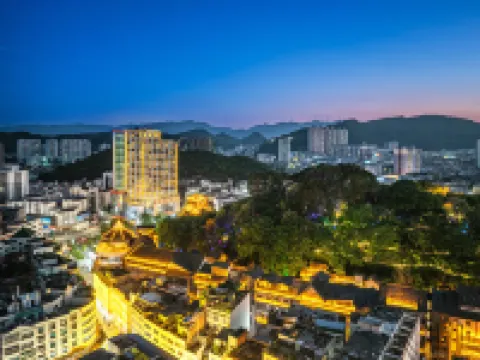 興義國龍雅閣大酒店（穿雲洞公園荷花巷步行街店） 興義酒店