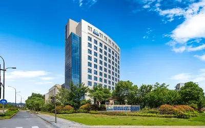 Days Inn Wyndham Zhoushan (Xinma Avenue Branch) Hotels near Baiquan Railway Station