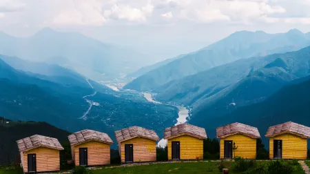 Wild Camping among the Snow-capped Mountains in Shangri-La Отели рядом с достопримечательностью «First bay of the Yangtze River»