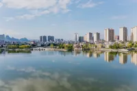 Lavande Hotel (Hezhou High-Speed Railway Station Yongfeng Lake) - Mountain view