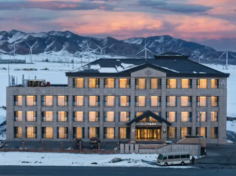 サリム湖水雲杉鉑驪ホテル（新遊客中心）