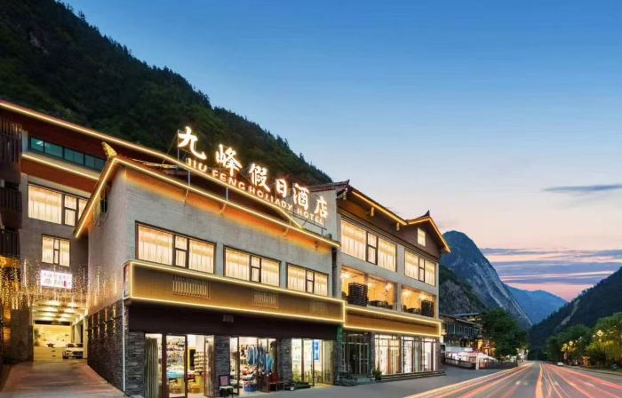 Jiufeng Holiday Hotel (Jiuzhaigou Scenic Area Visitor Center Branch)