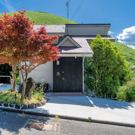 A modern Japanese-style inn with a view of Mt. Omuro｜ An Omuroyama
